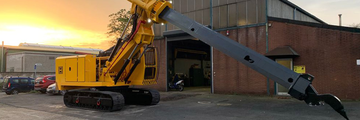 Debricking machines with lifting arm